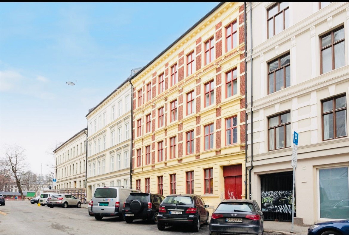 Leiligheten ligger i en rolig og enveiskjørt sidegate. Galleribilde