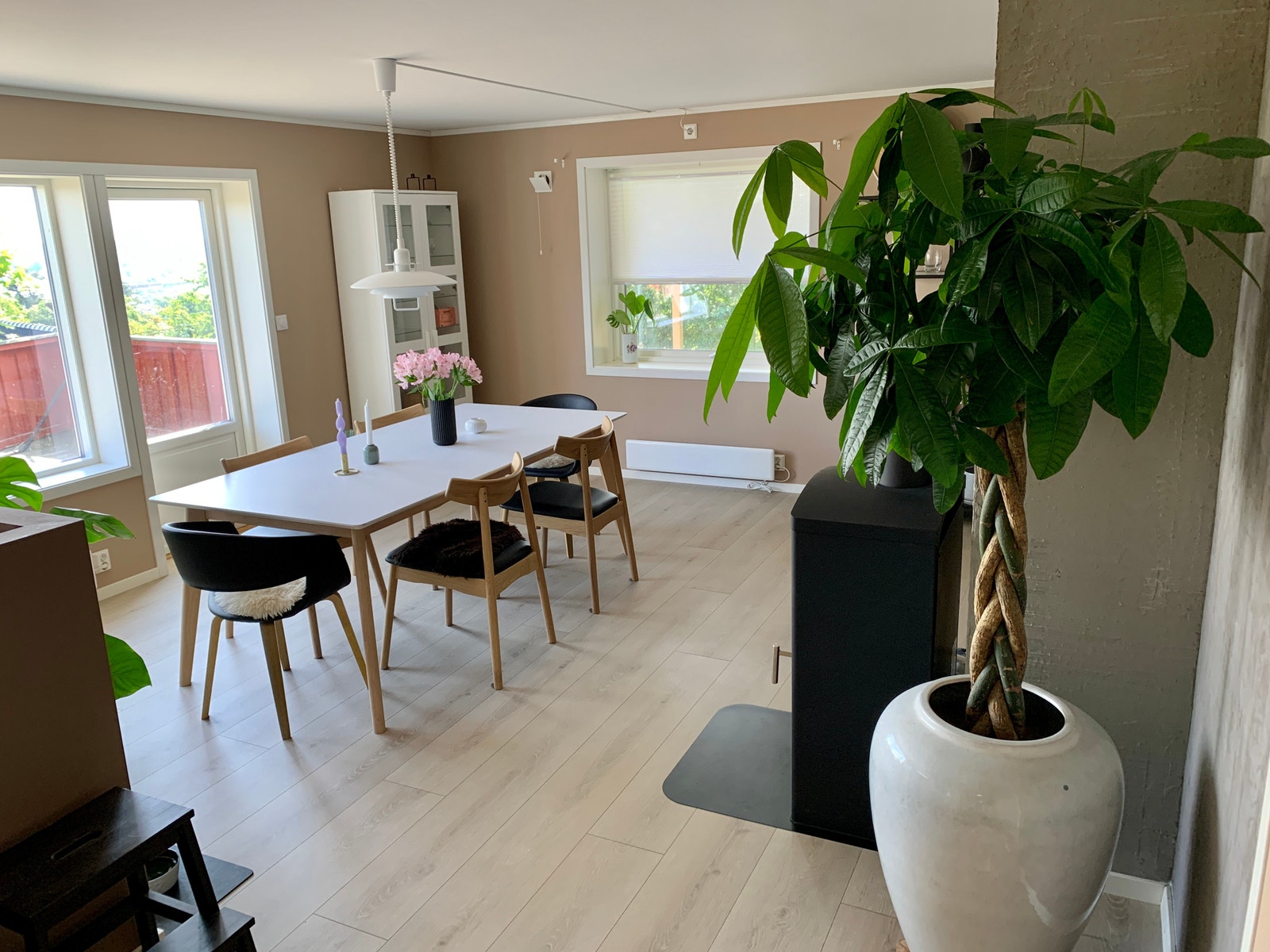 Store vindusflater gir godt med dagslys Galleribilde