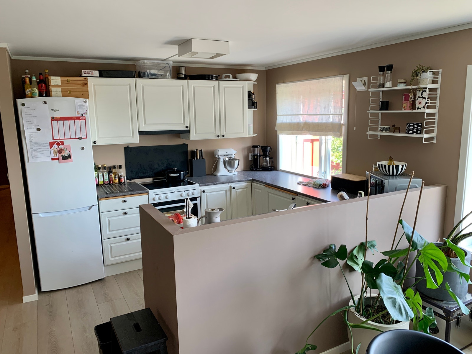 Kjøkken med kjøleskap, komfyr og oppvaskmaskin Galleribilde