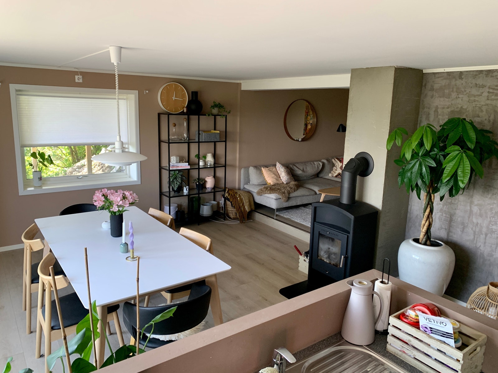 Stue sett fra kjøkken Galleribilde