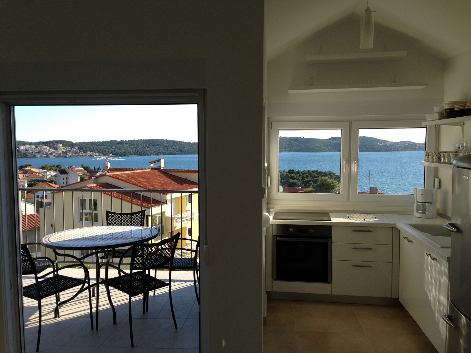 Kjøkken med utgang balkong Galleribilde