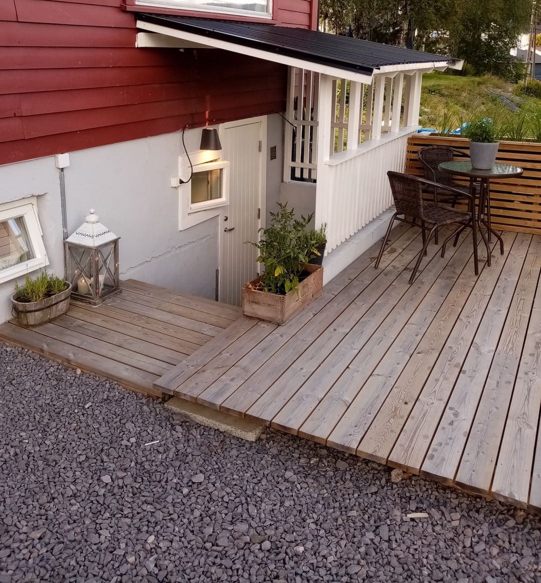 Egen inngang og terrasse med sittegruppe som tilhører hybelen Galleribilde