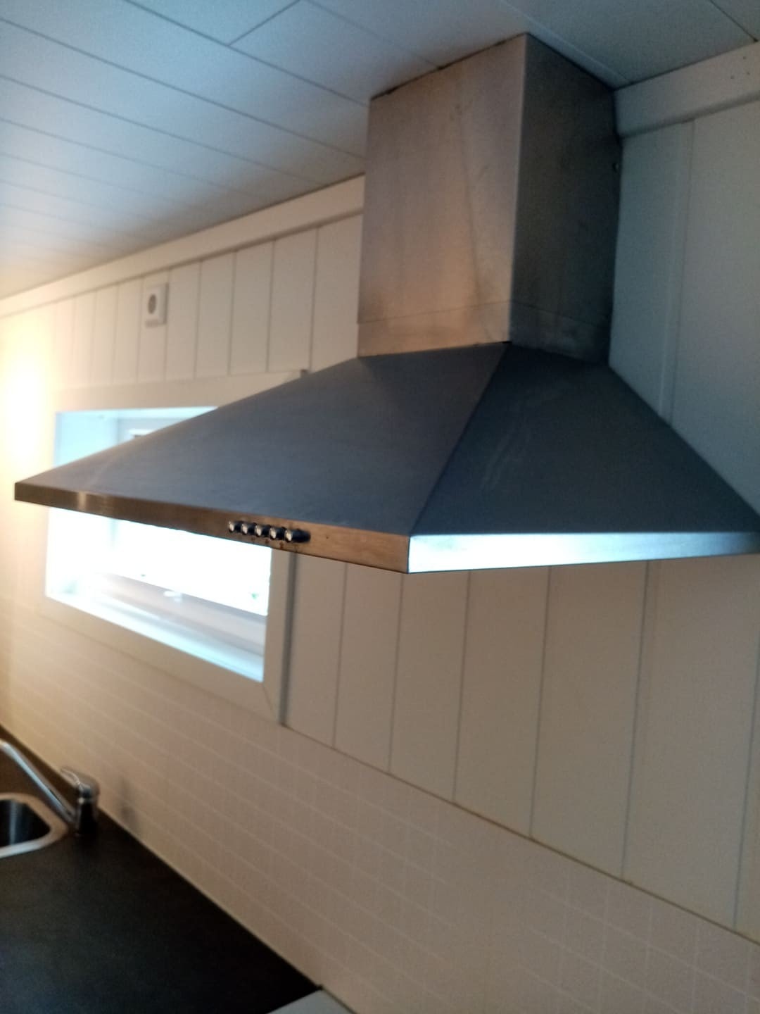 Avtrekksvifte med kullfilter over komfyren Galleribilde