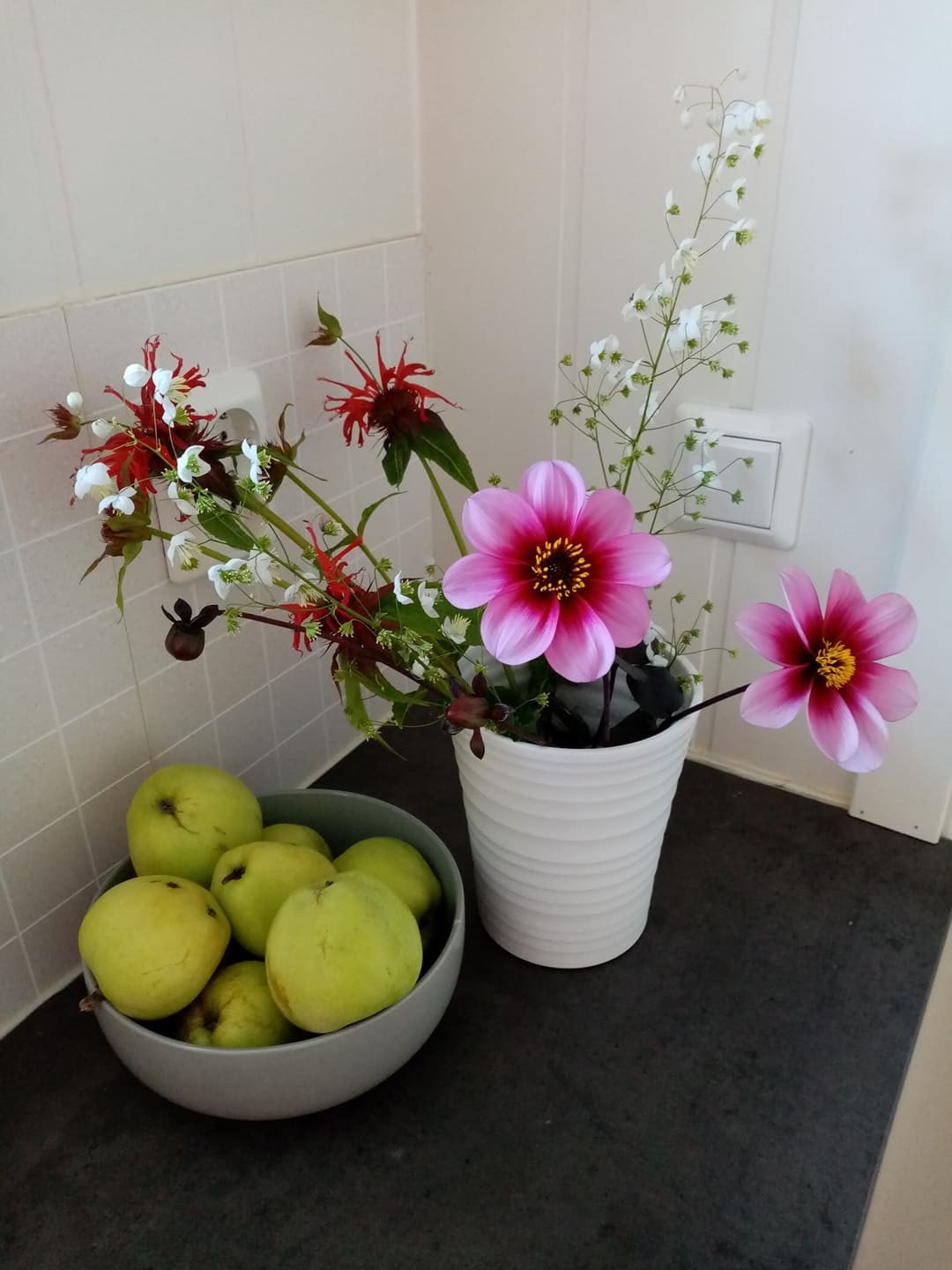 Blomster og epler fra hagen er tilgjengelig Galleribilde