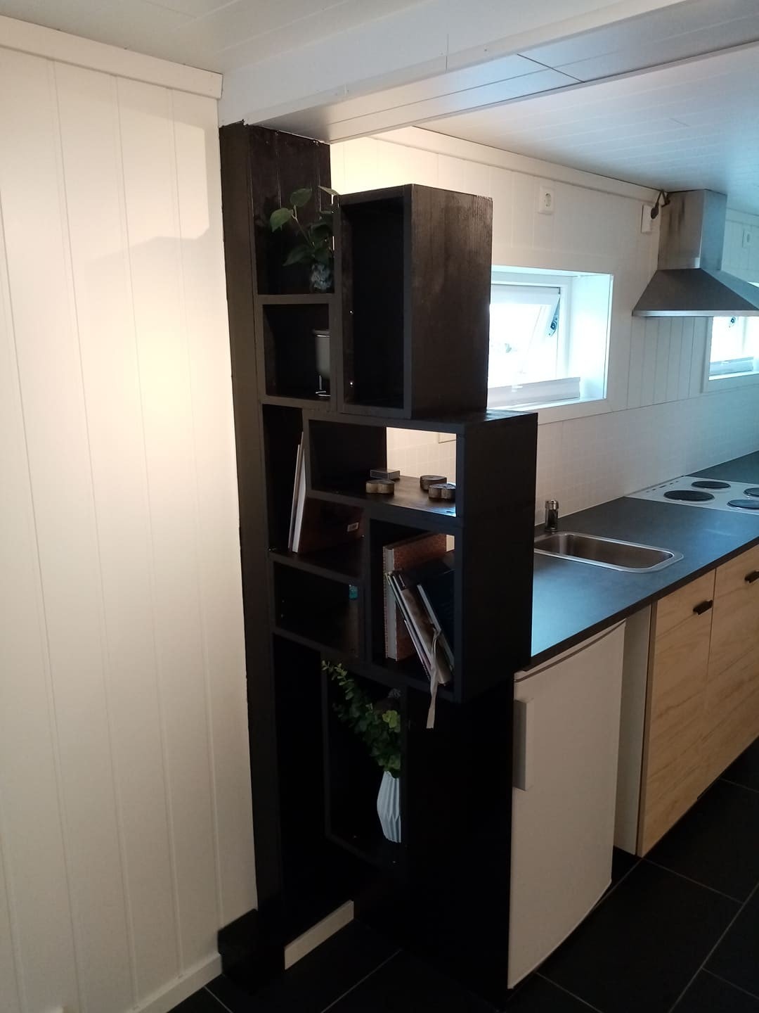 Plassbygget hylle til oppbevaring Galleribilde