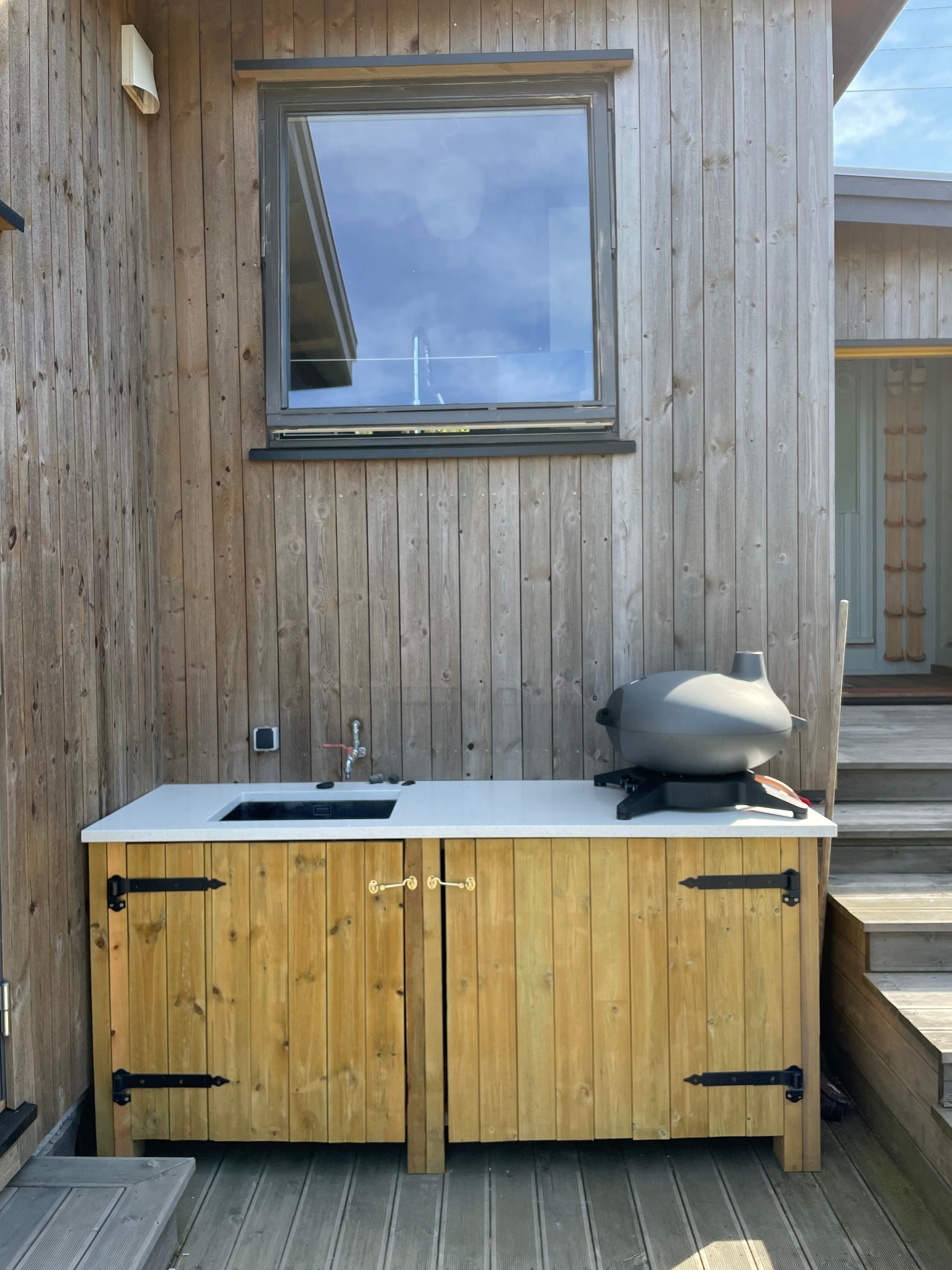 Utekjøkken med utslagsvask og grill med pizzastein. Galleribilde