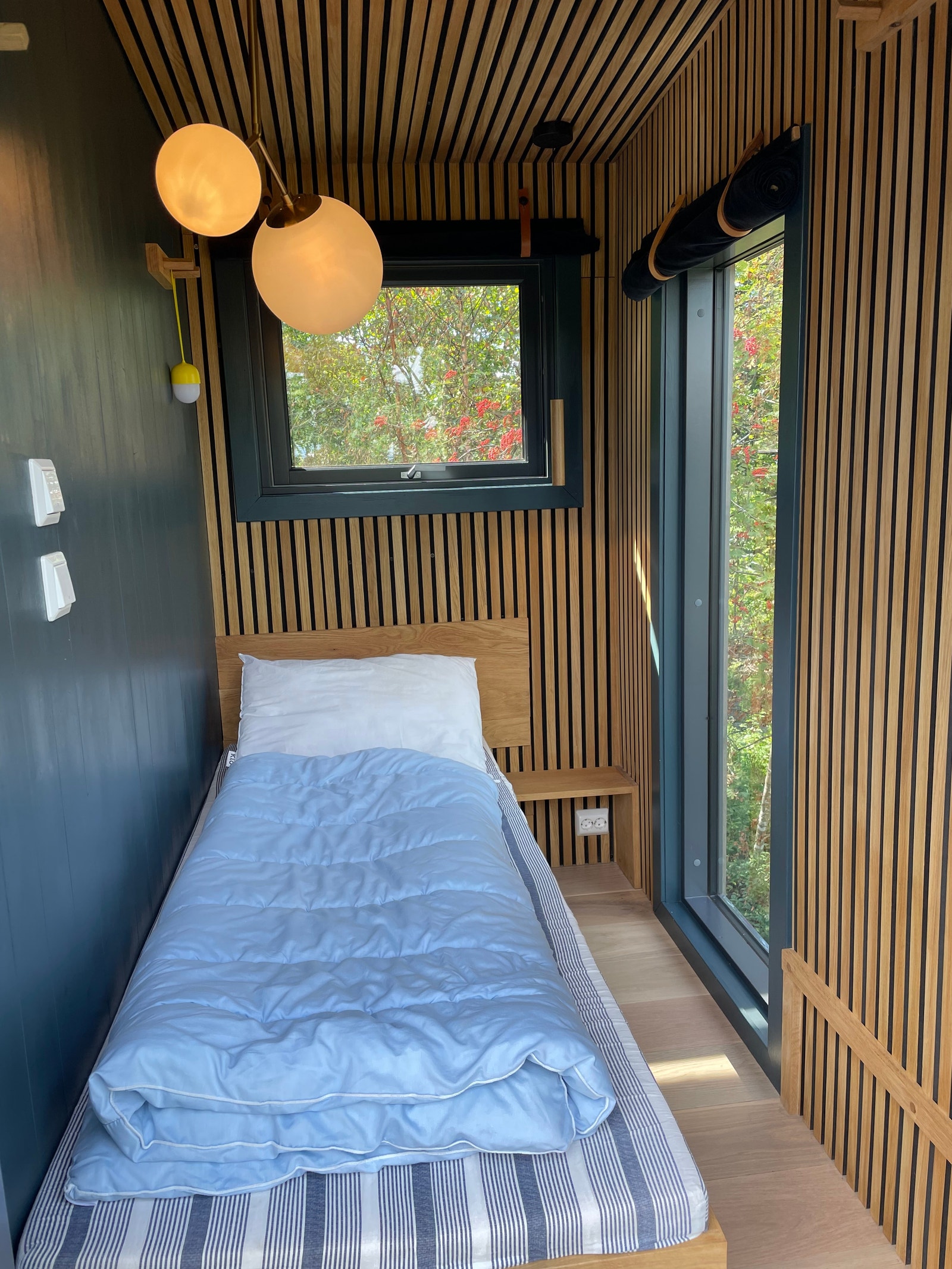 Soverom med enkeltseng som kan utvides til 120cm seng i hele bredden. Galleribilde