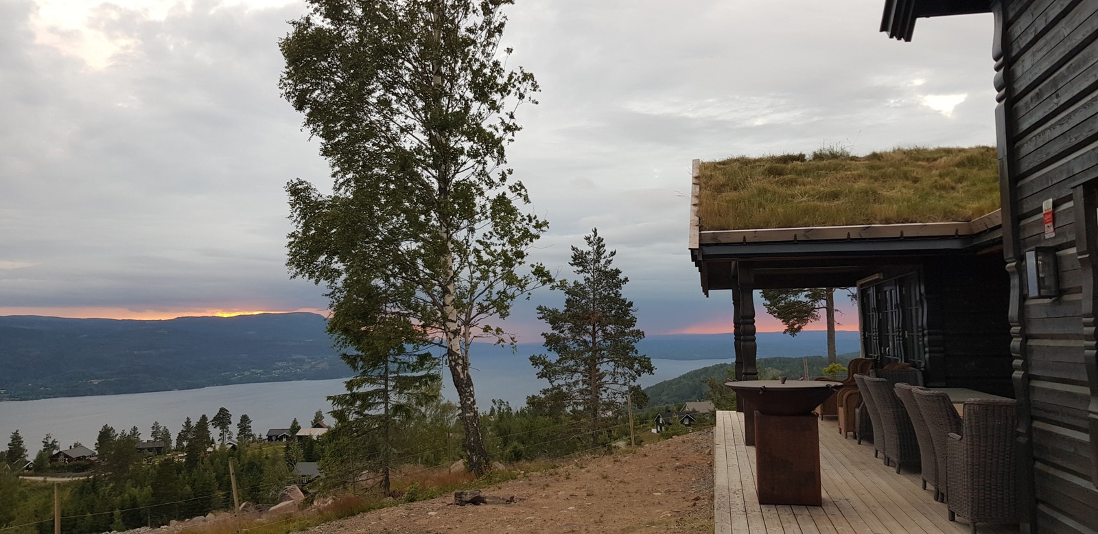 Stor terrasse med fin utsikt over Mjøsa Galleribilde