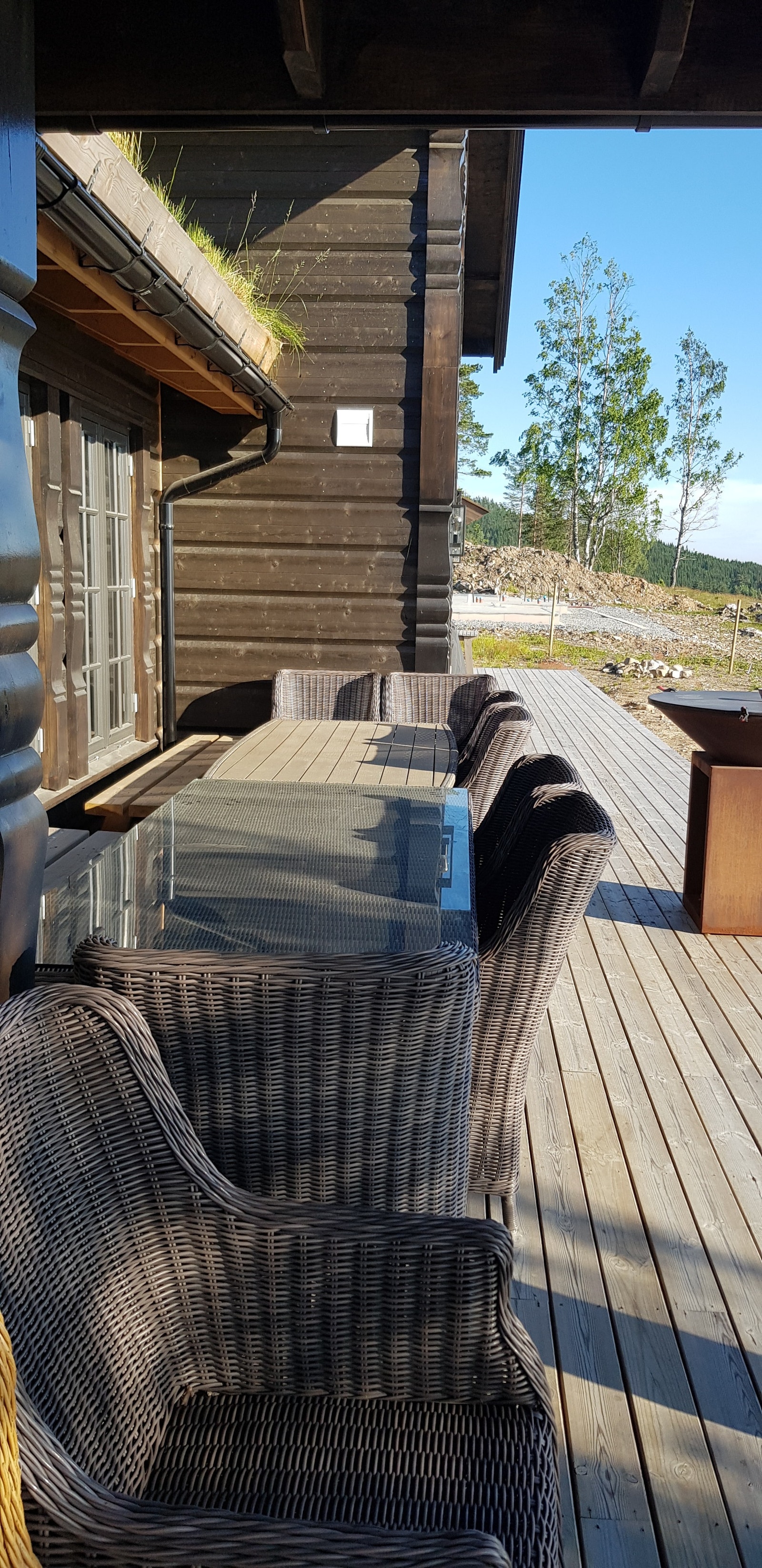 Uteareal med stor terrasse og hagemøbler Galleribilde