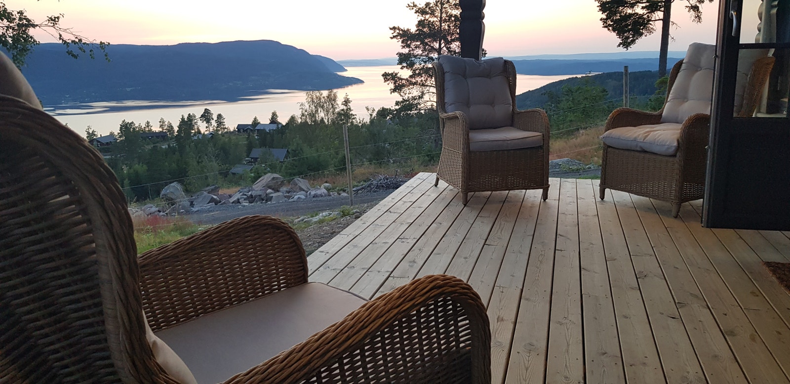 Stor terrasse med fin utsikt over Mjøsa Galleribilde