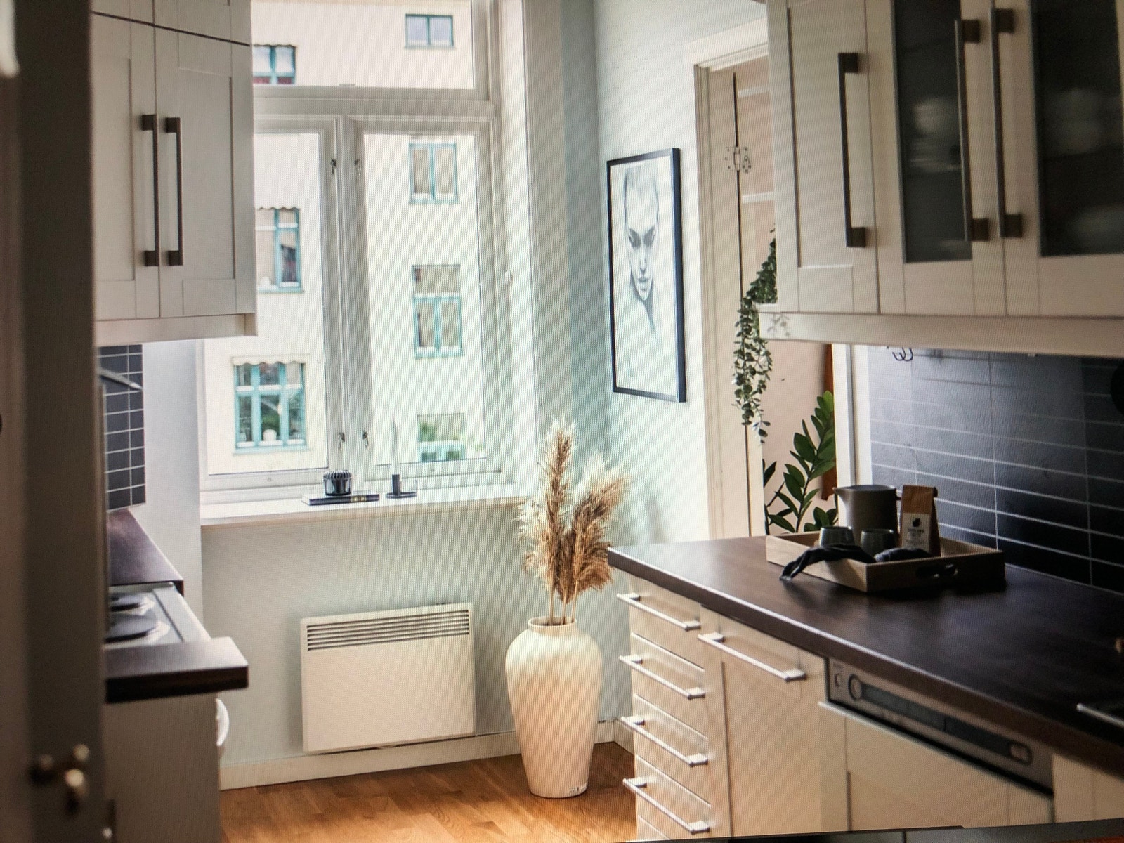 Lyst og pent kjøkken fra 2009 med vaskemaskin. Galleribilde