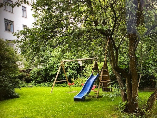 Stor og grønn avlåst bakgård Galleribilde