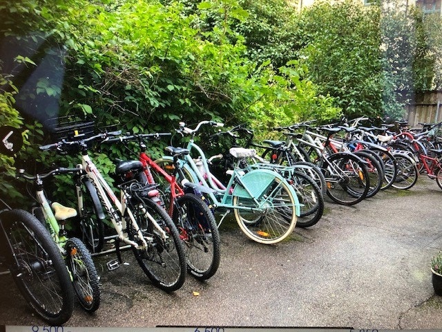 Sykkelparkering i avlåst bakgård Galleribilde