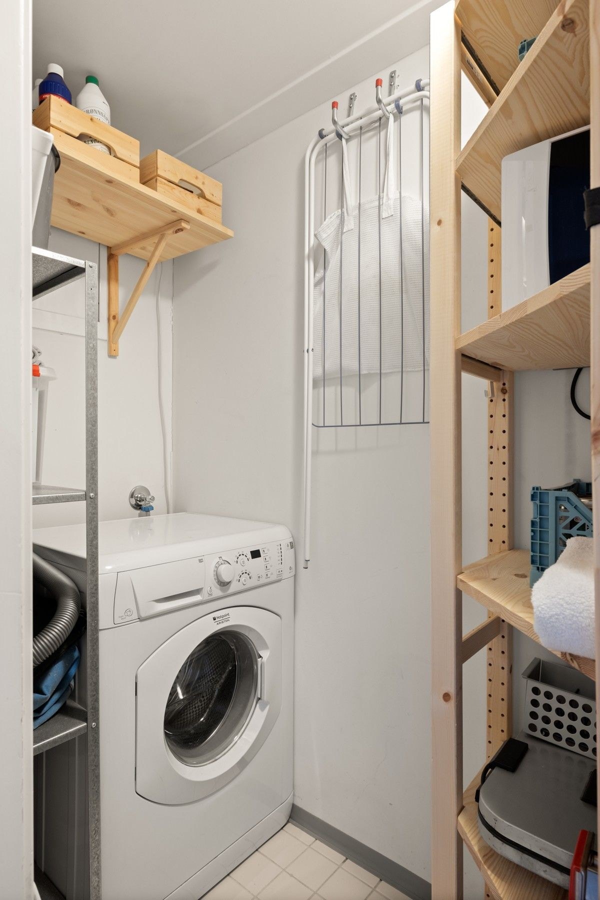 separat rom med moderne vaskemaskin med tørketrommel/separate room with modern washer-dryer Galleribilde