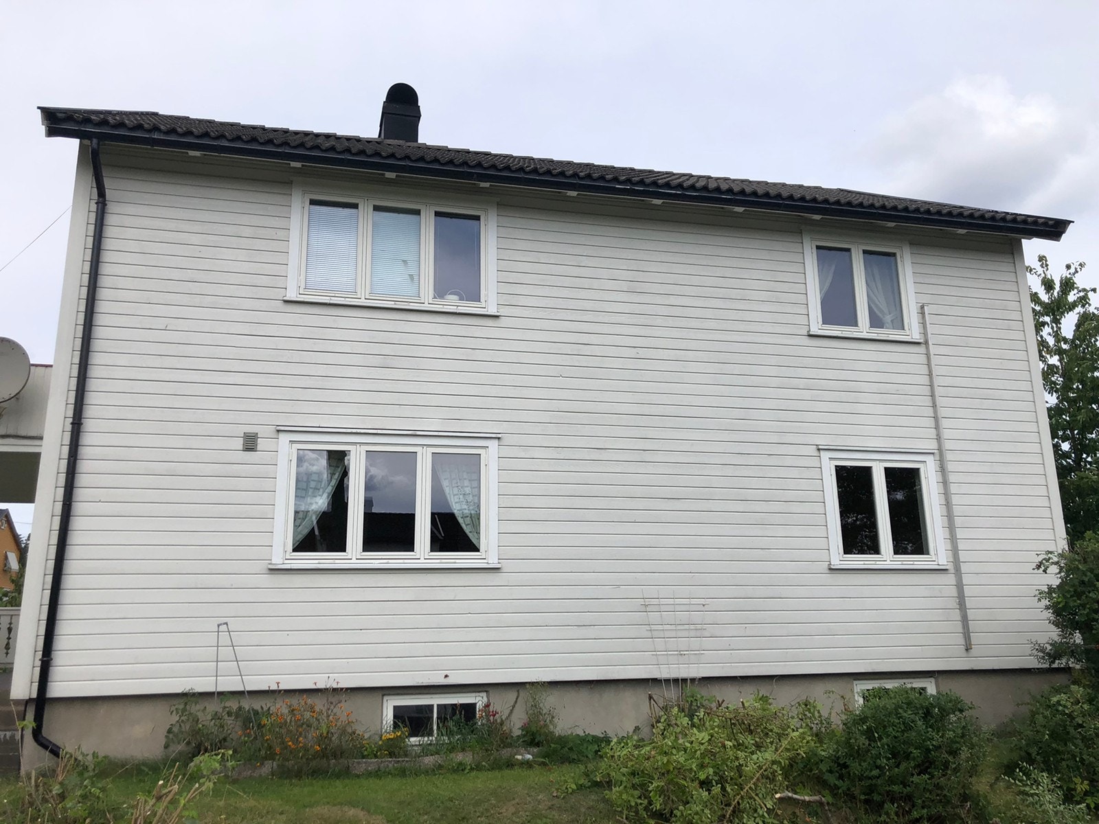 Leilighet i 1.etasje. Stuevindu til Venstre , soverom til høyre Galleribilde