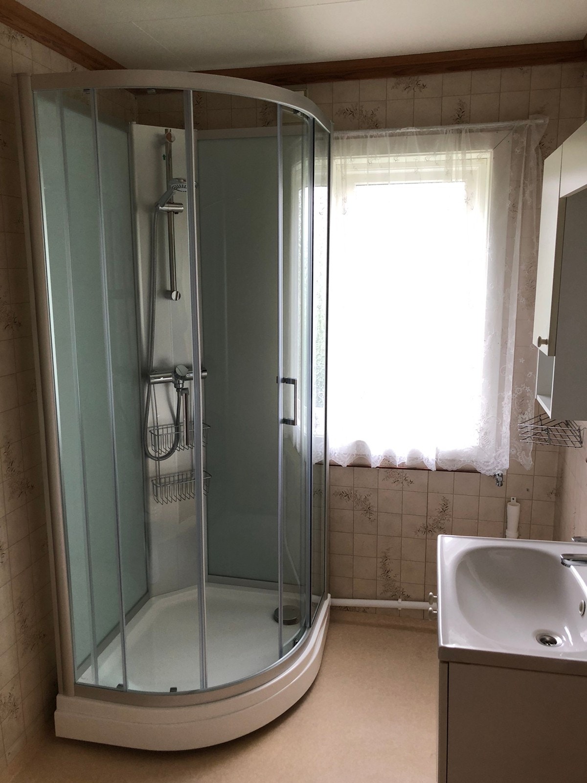 Bad med toalett, vask, dusj og opplegg til vaskemaskin Galleribilde