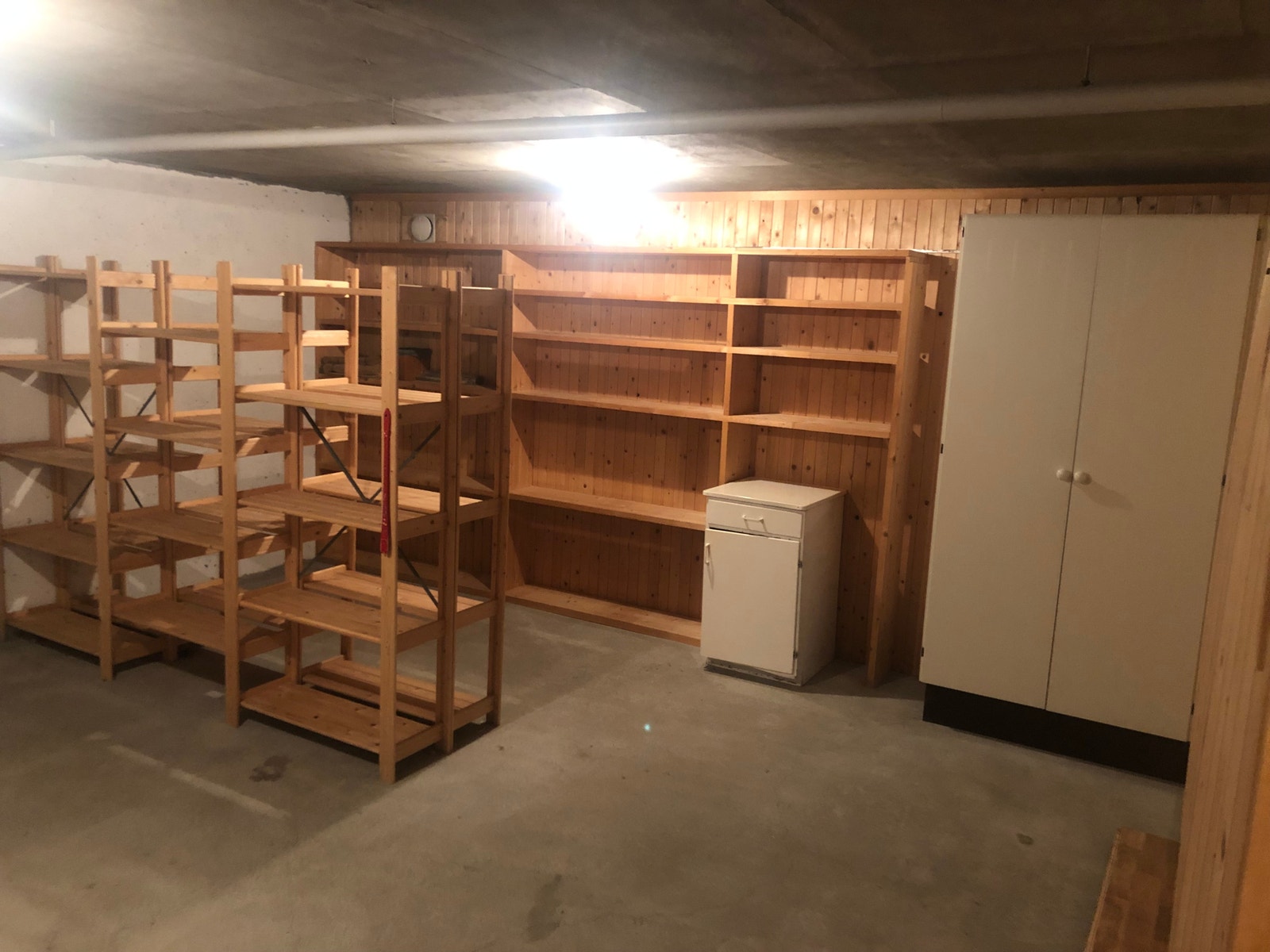 Stor kjellerbod (30 m2) med masse lagringsplass Galleribilde