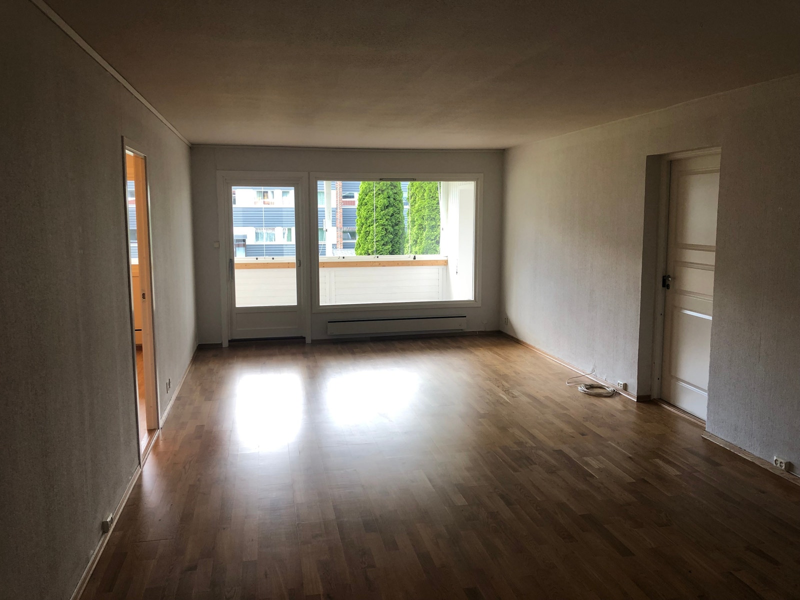 Stor stue, med plass til sofaseksjon og middagsbord Galleribilde