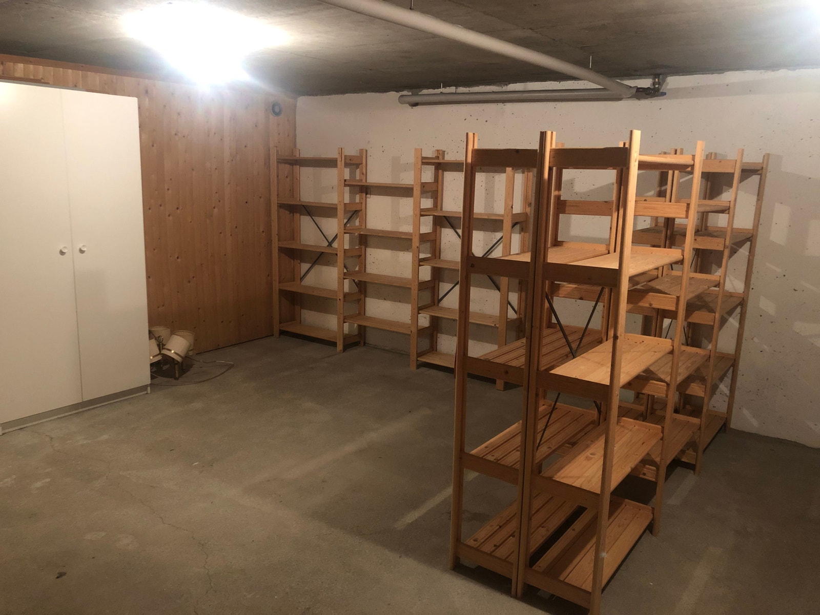 Stor kjellerbod (30 m2) med masse lagringsplass Galleribilde