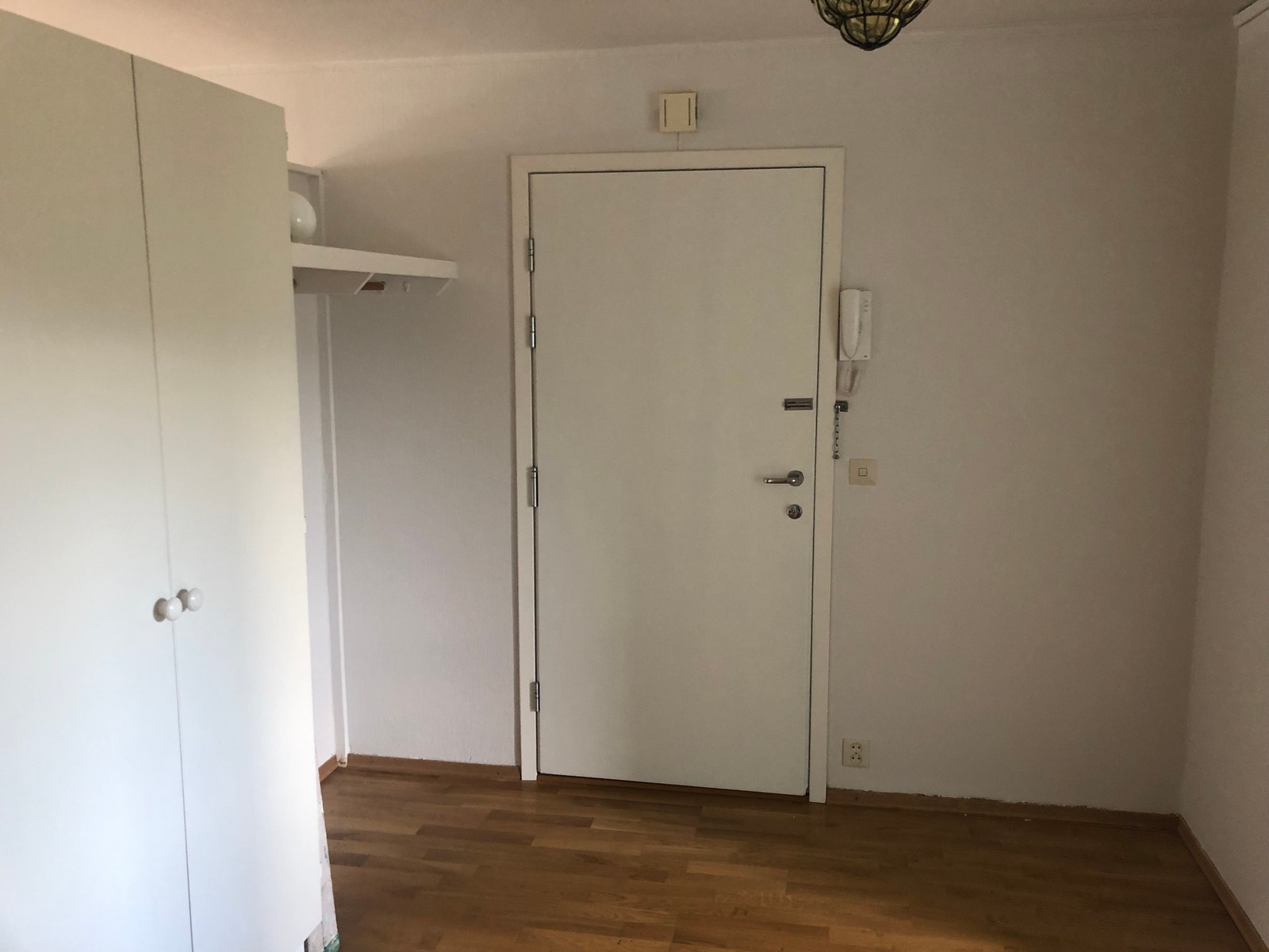 Entre med skap og oppheng Galleribilde