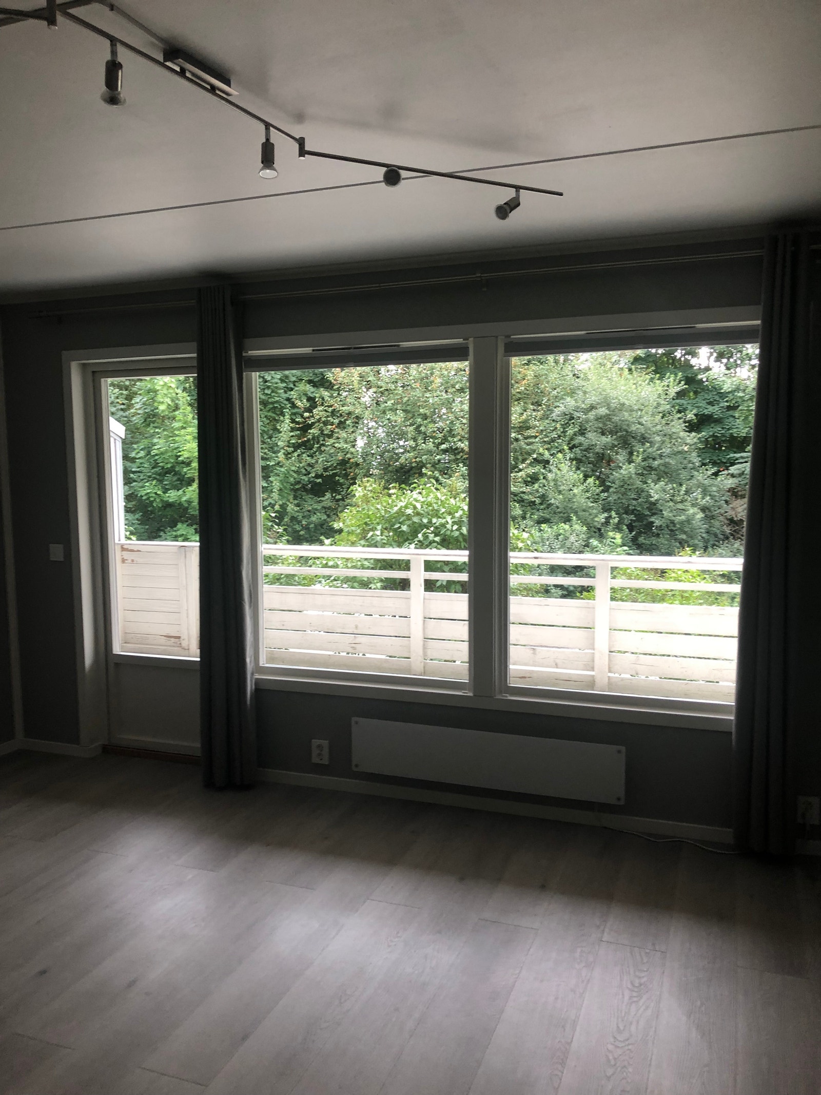 Stuevindu med godt lys Galleribilde