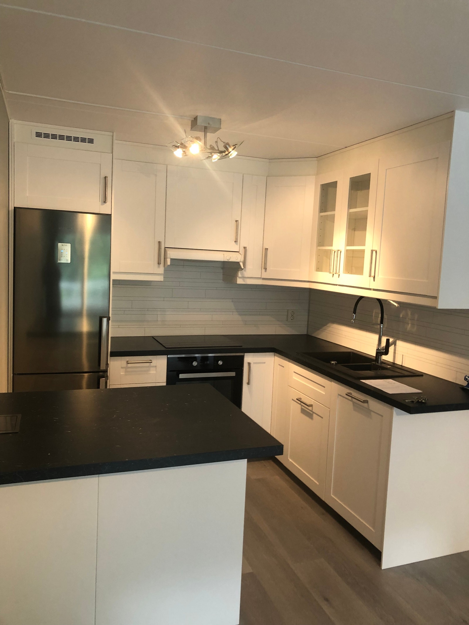 Ovn , oppvaskmaskin, kjøleskapet Galleribilde