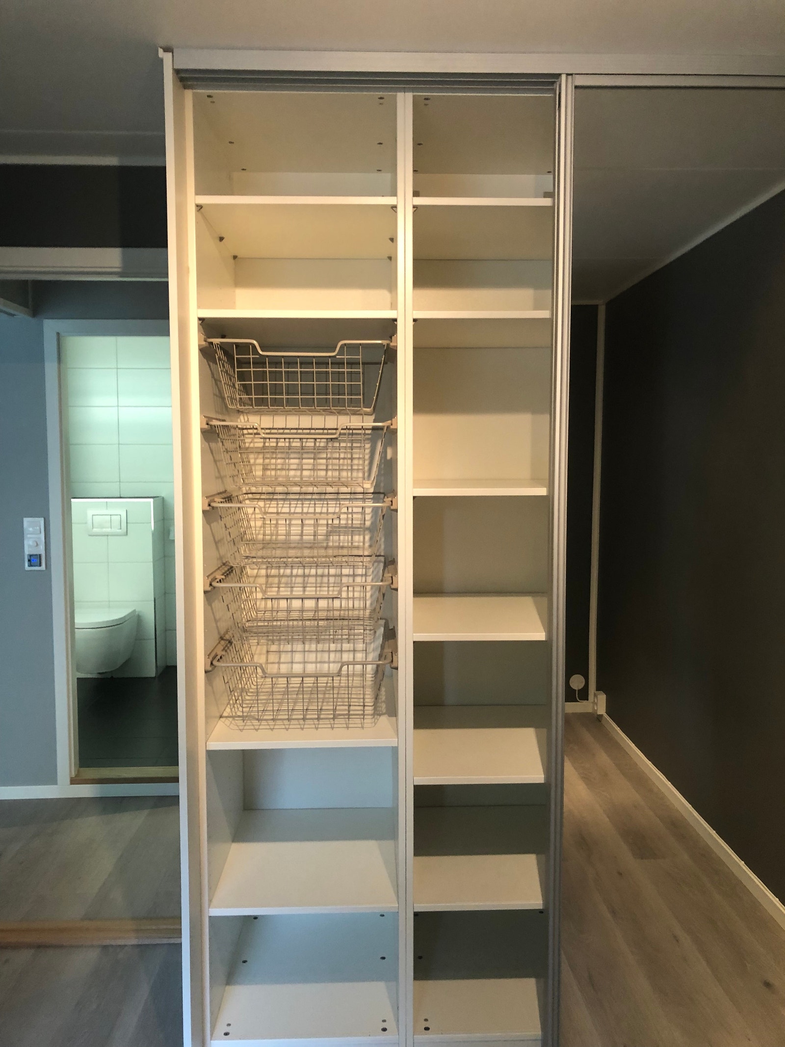 Innvendig skap på soverommet Galleribilde