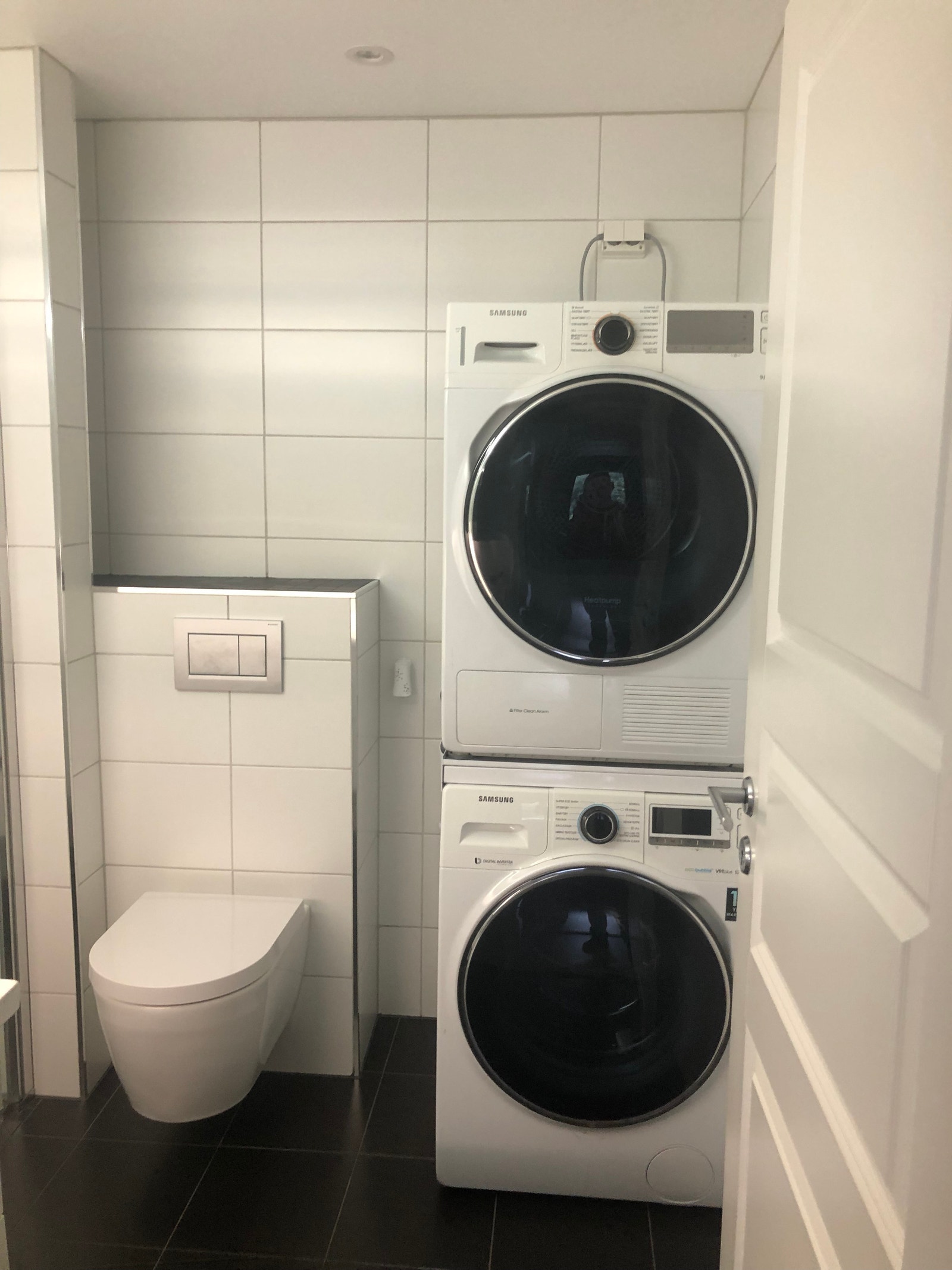 Toalettet, vaskemaskin og tørketrommel Galleribilde