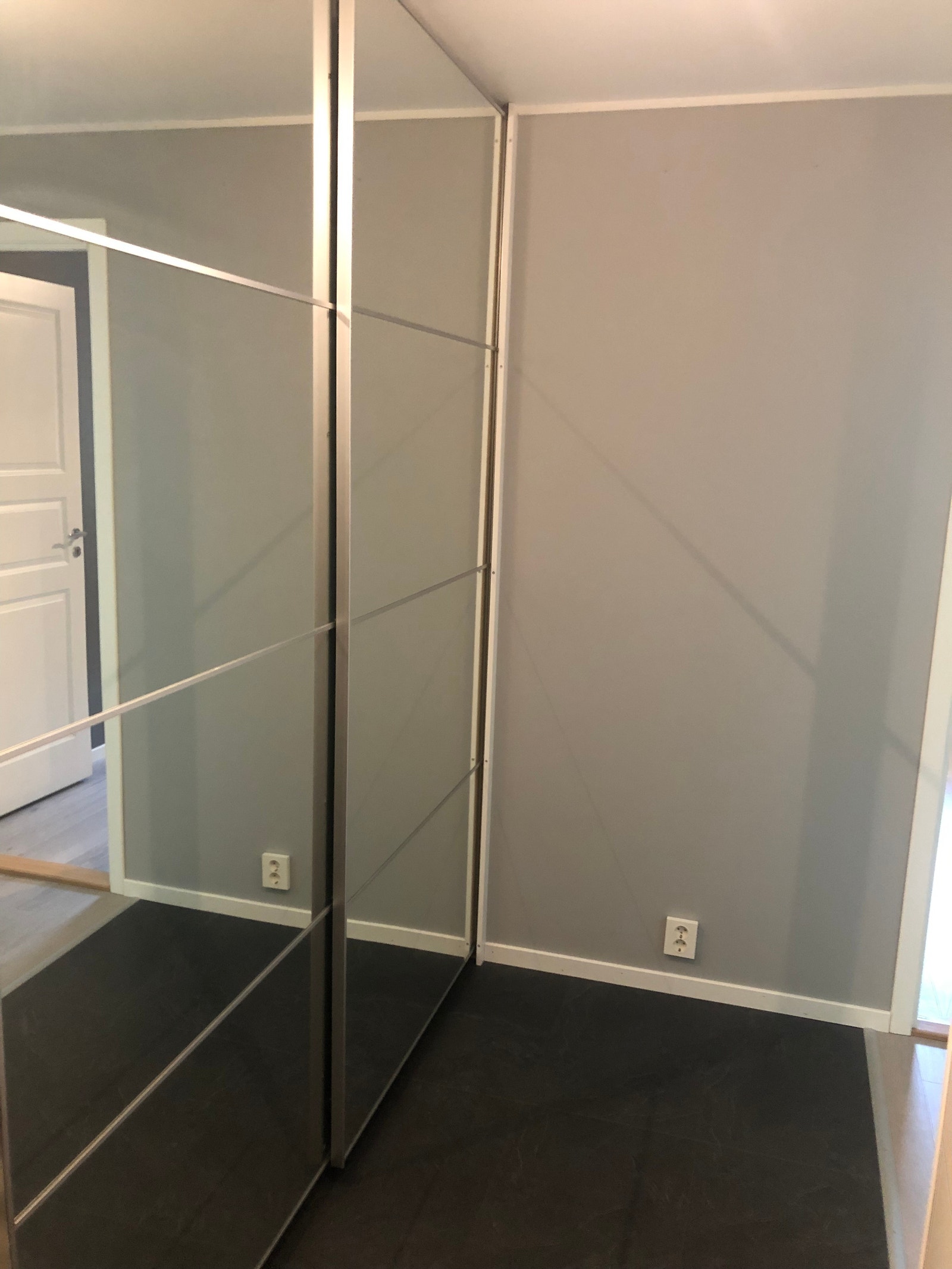 Skapet i gangen Galleribilde