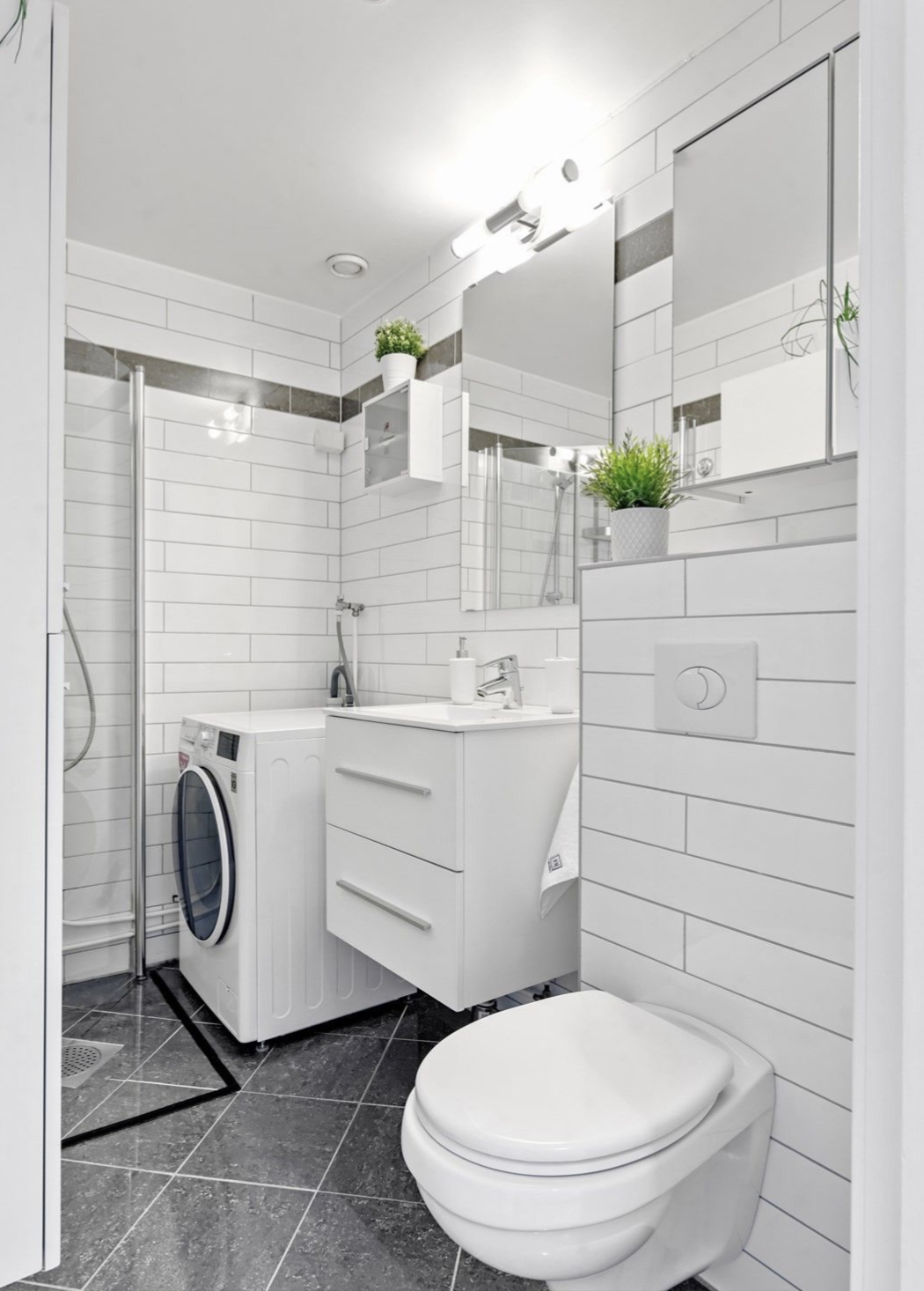 Bad med nyere kombi maskin vask/tørk Galleribilde