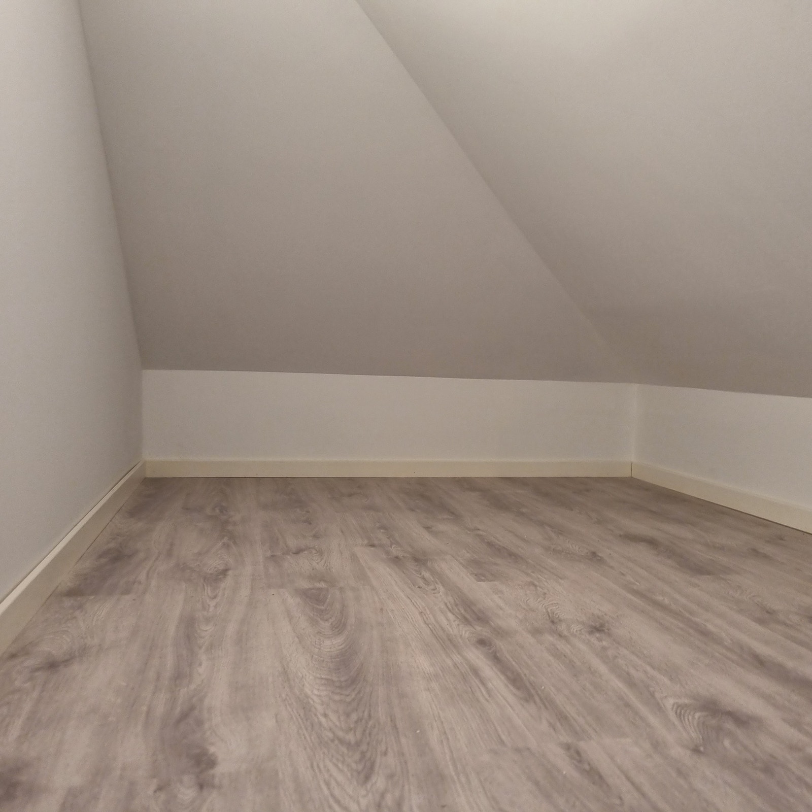 Annen vinkel lagringsplass ved trapp Galleribilde