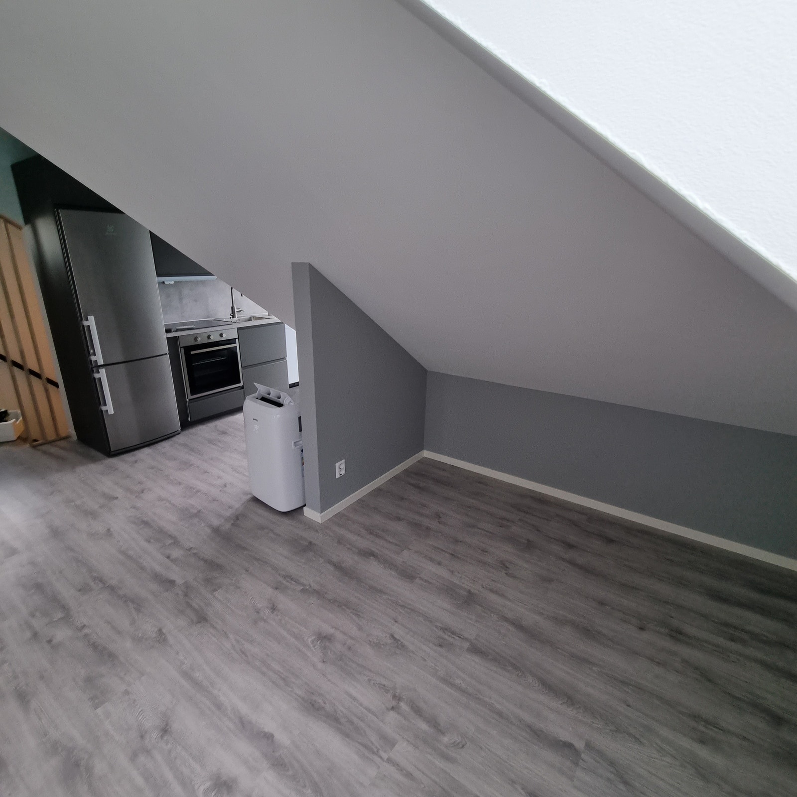 Stue. Aircondition er fastmontert etter bilde ble tatt i stuen. Galleribilde