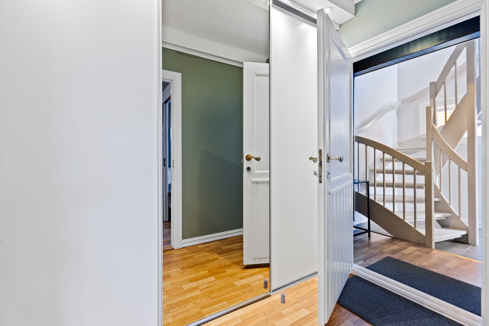 Entré med stor skyvedørsgarderobe. Galleribilde