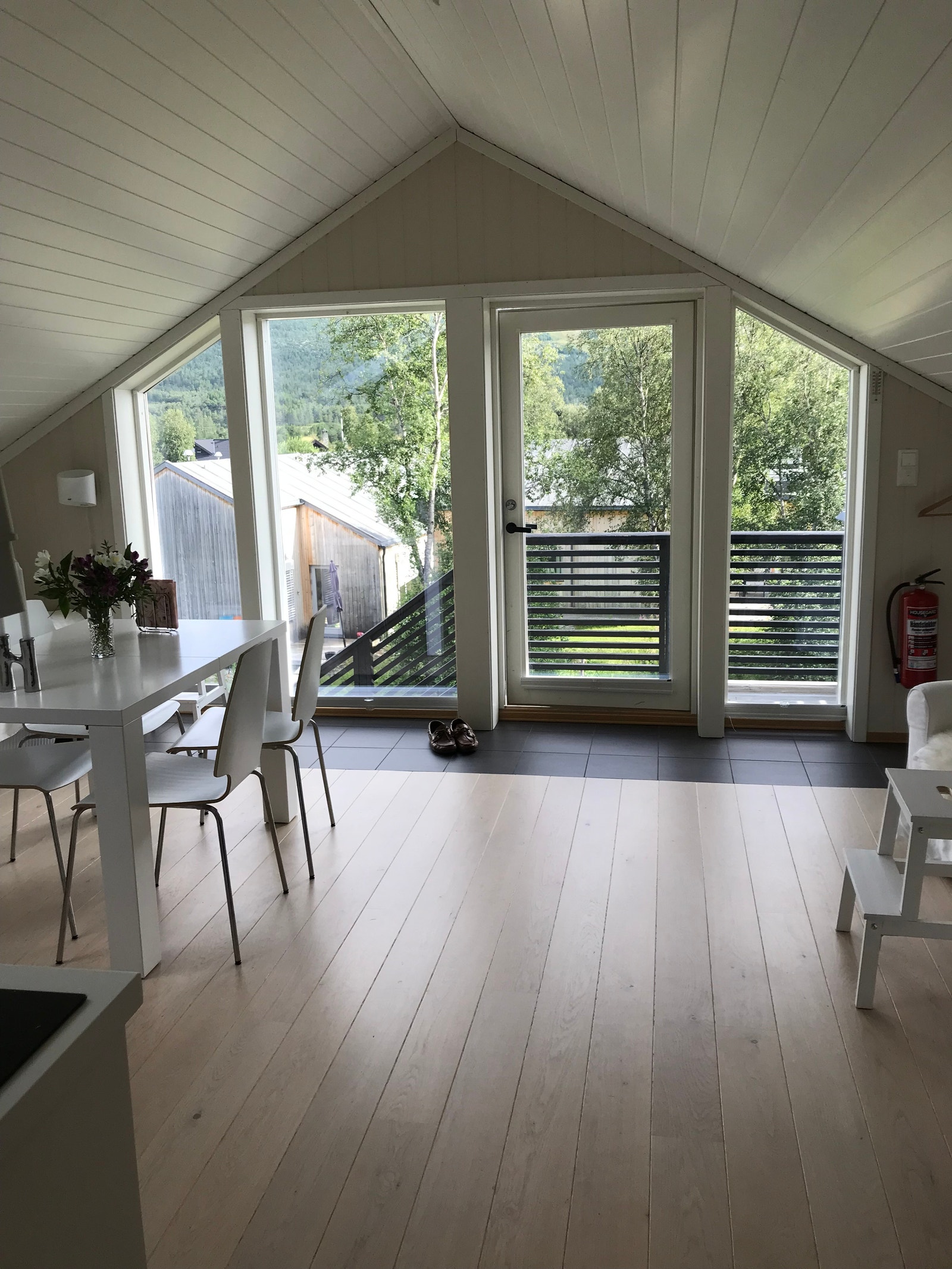 Stuen med vinduer og inngangsdøren Galleribilde