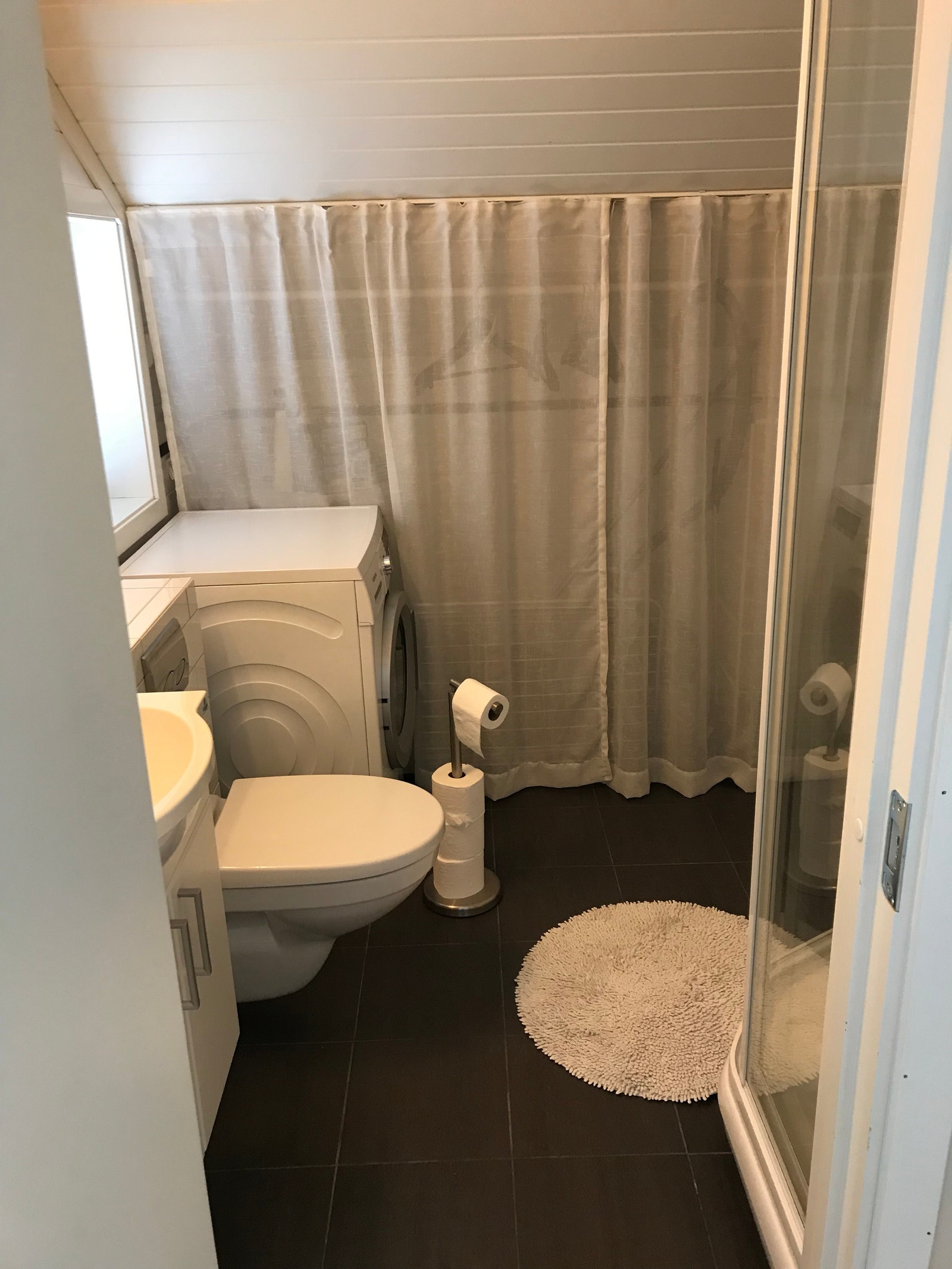 Baderom med vaskemaskin Galleribilde