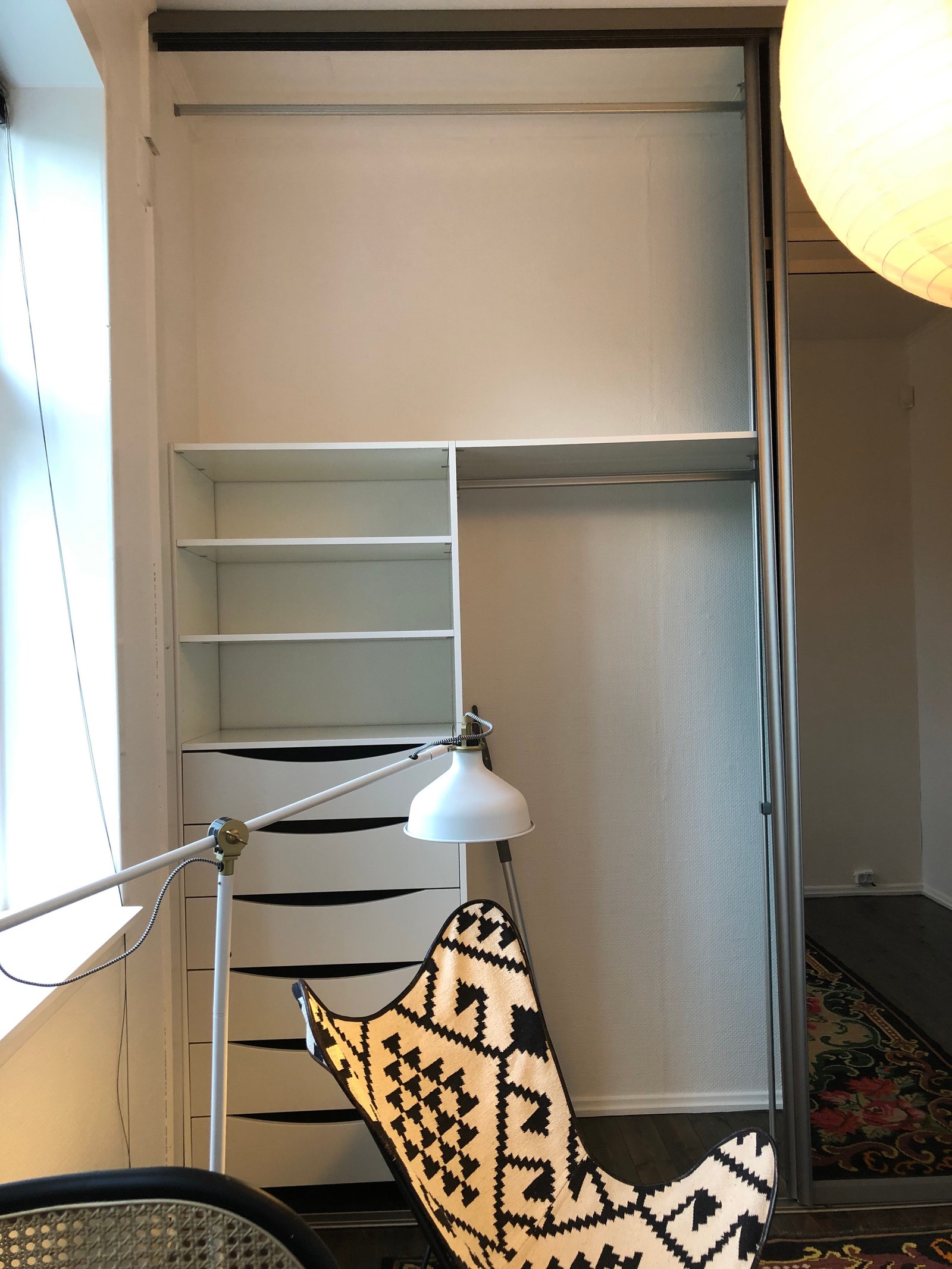 Skyvedørsgarderobe fra gulv til tak, meget godt med skapplass. Både skuffer og heng. Møbler på bildet kun inspirasjon. Galleribilde