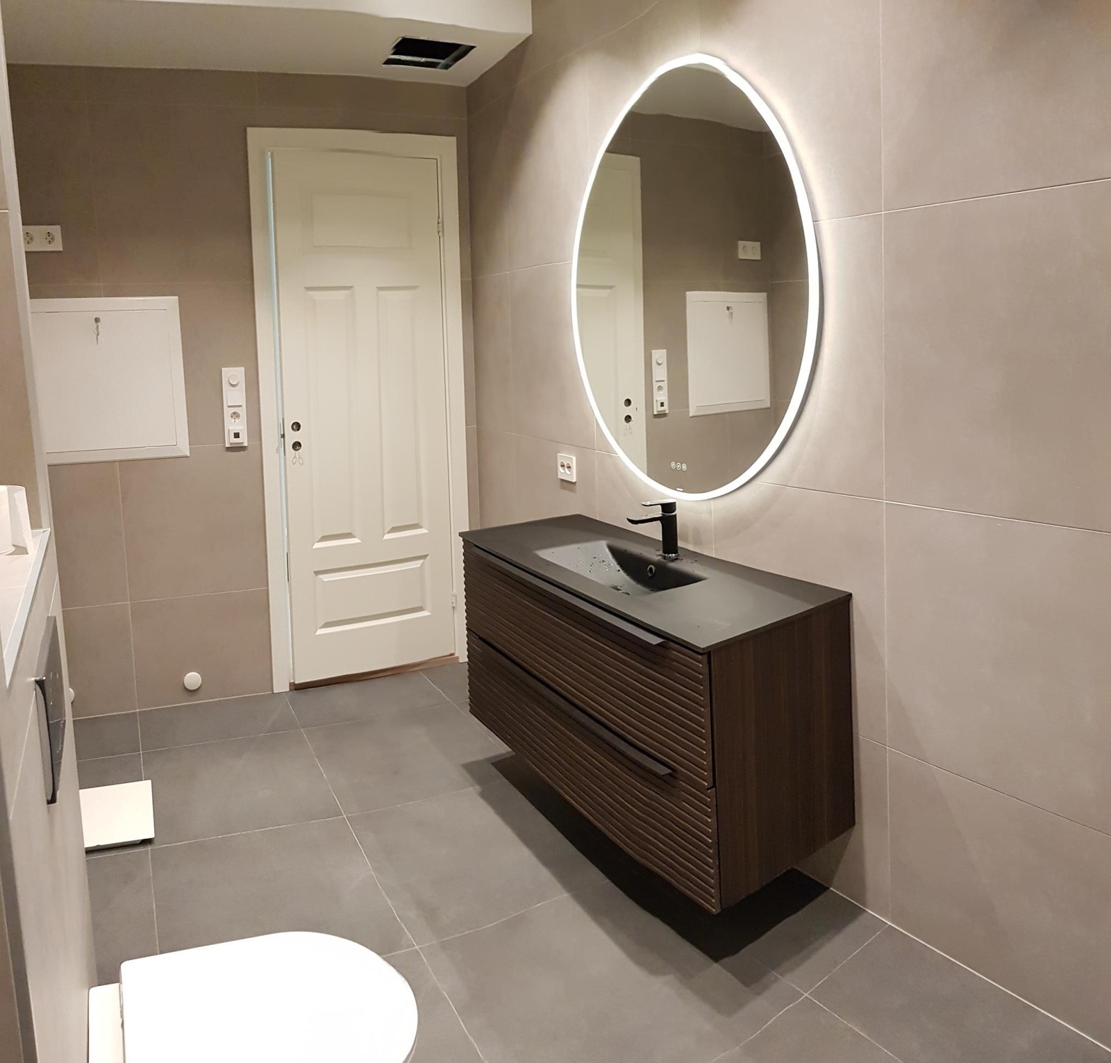 Bad, innredning i sort glass og valnøtt Galleribilde