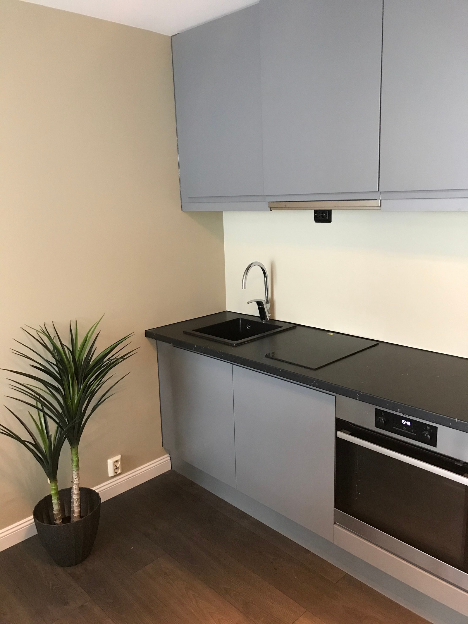 Nytt hth kjøkken sommer 2021 med nye integrerte hvitevarer Galleribilde