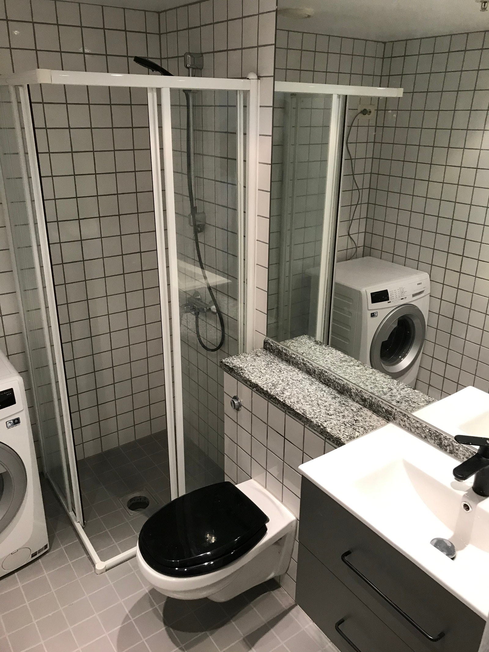 Nyrenovert bad år 2021 med varmekabler og belysning som kan dimmes Galleribilde