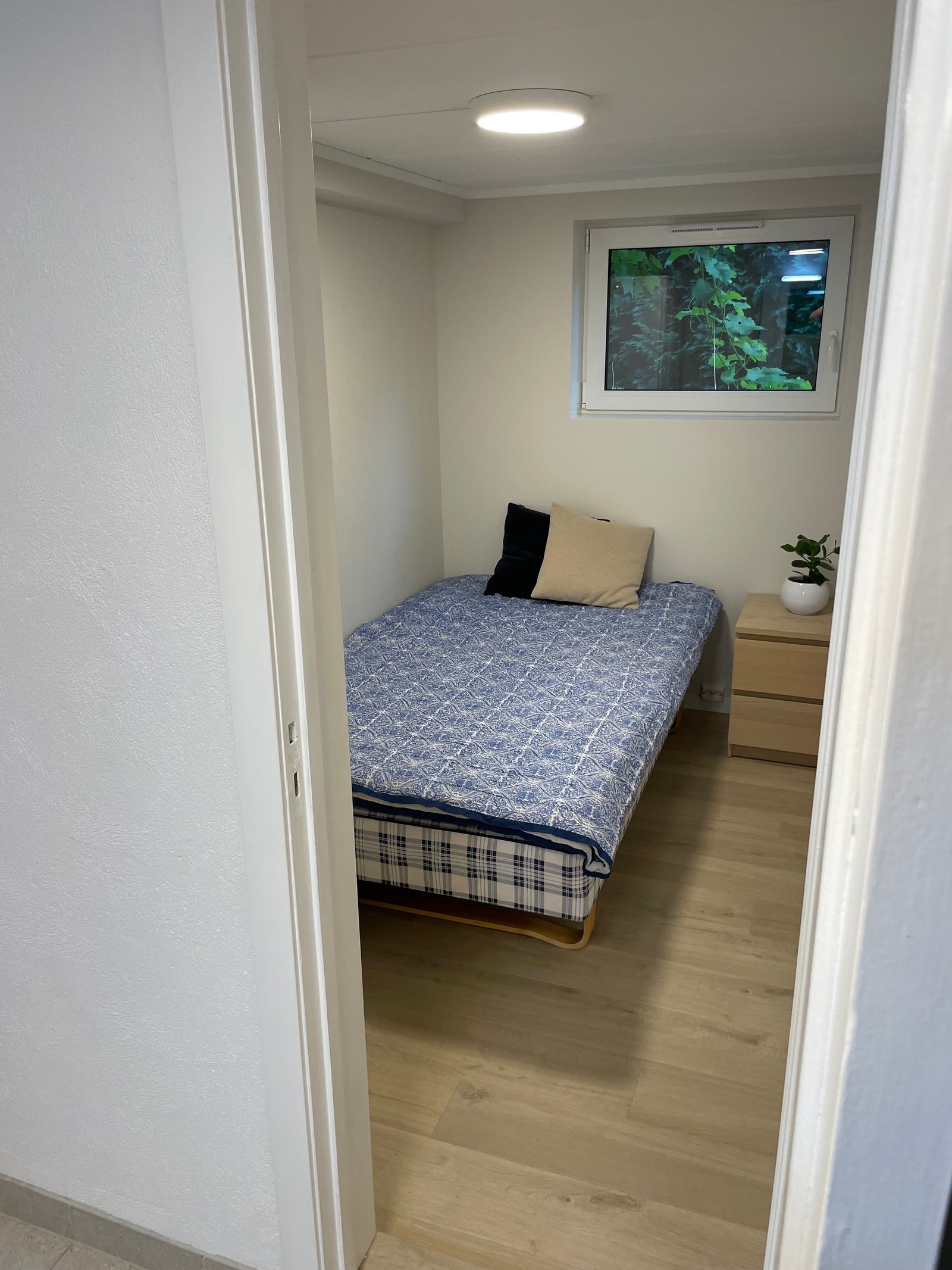 Badet leder inn til separat soverom Galleribilde