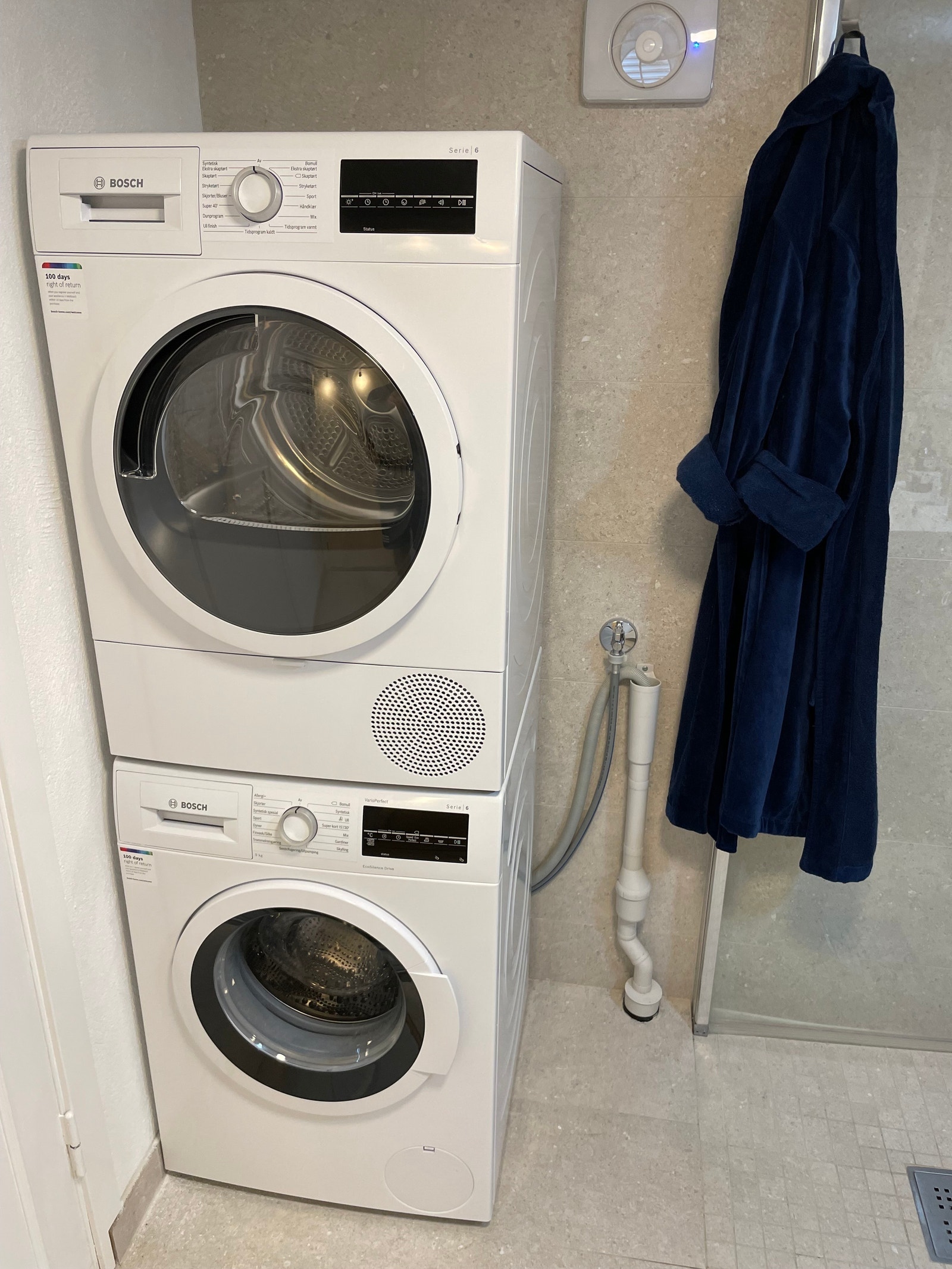 Badet har også opplegg for vaskemaskin og tørketrommel (hvitevarene medfølger ikke) Galleribilde