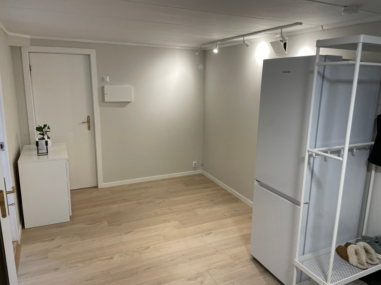 Åpen kjøkken- og stueløsning med plass til både spisebord, sofa, samt et stuebord i TV-kroken Galleribilde