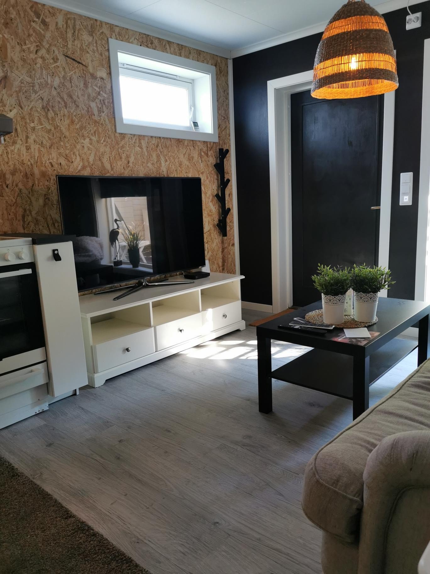 Stue/kjøkken mot utgangsdør. Galleribilde