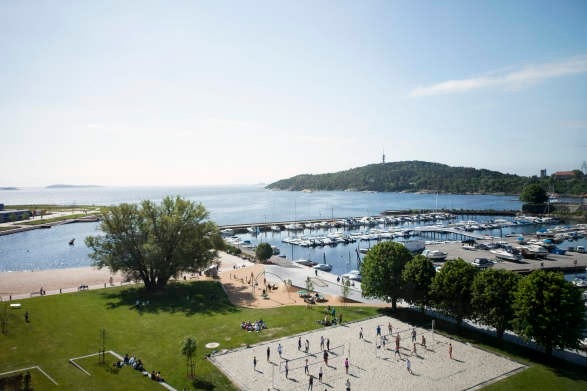 Bystranda med Aquarama badeland, spa, skatepark og volleyballbaner. Galleribilde