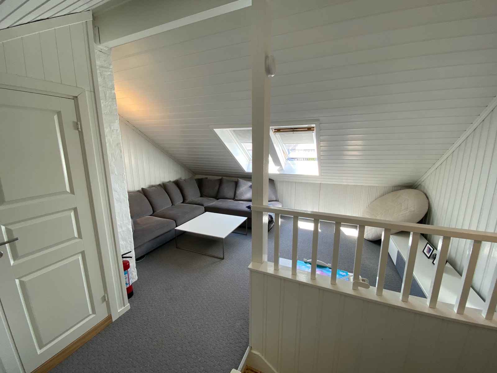 Loftstuen med to vinduer og utsikt mot parken Galleribilde