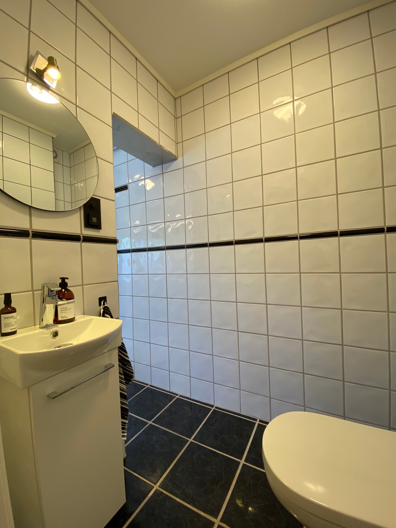 Vegghengt wc adskilt fra resten av badet Galleribilde