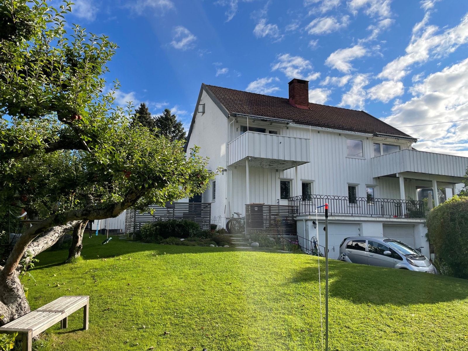 Fredelig og grønt boligområde, rett ved marka & nær t-bane/buss. Bruk av hage følger ikke med. Galleribilde