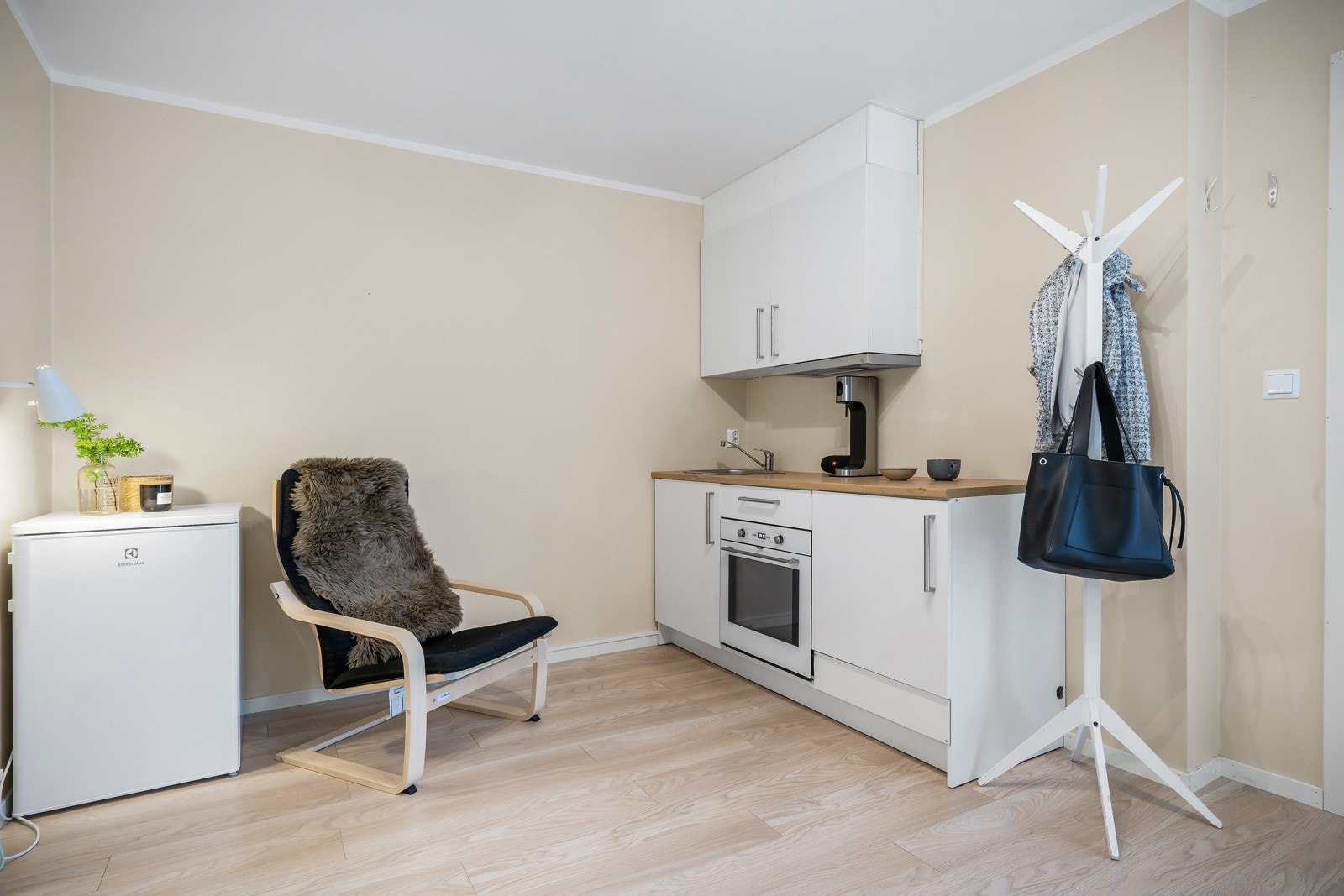Enkel kjokkeninnredning med integrert ovn (hvilestolen ikke inkludert). Galleribilde