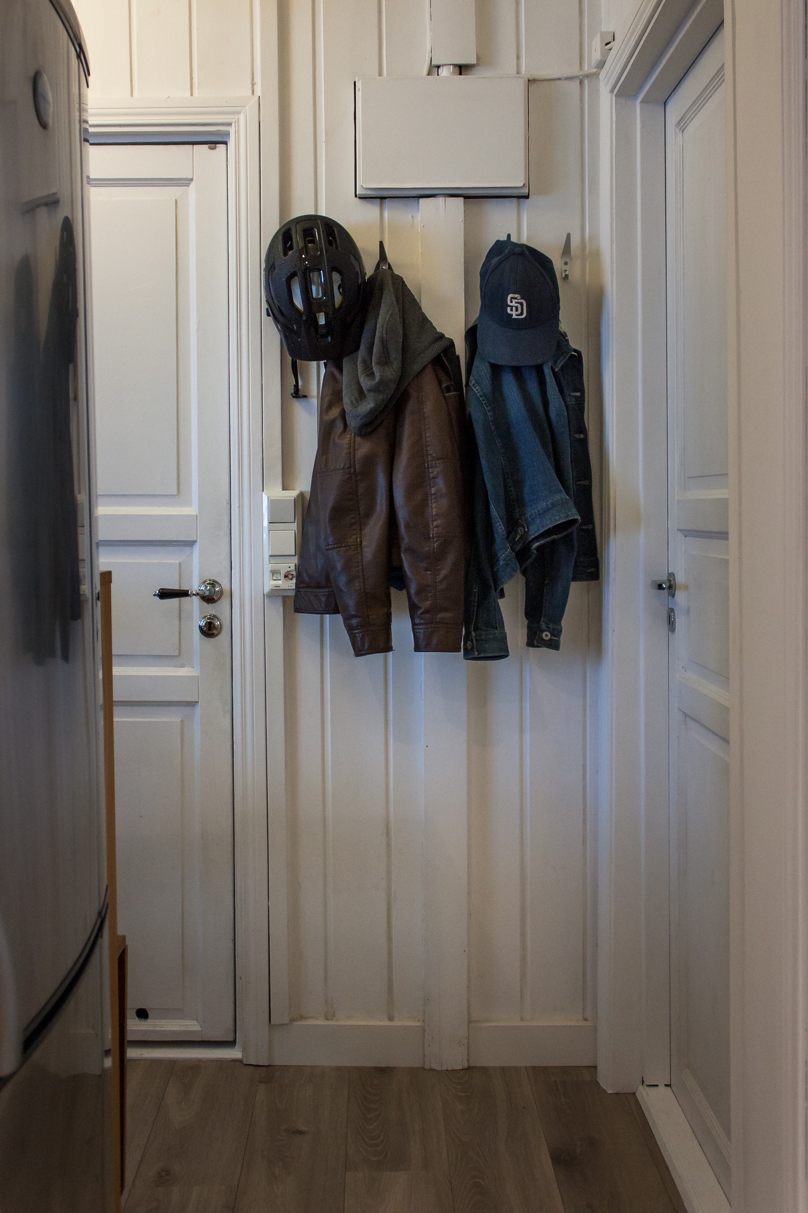 I gangen mellom inngangsdør, bad og soverom finner du knagger, skoskap, benk m.m. Galleribilde