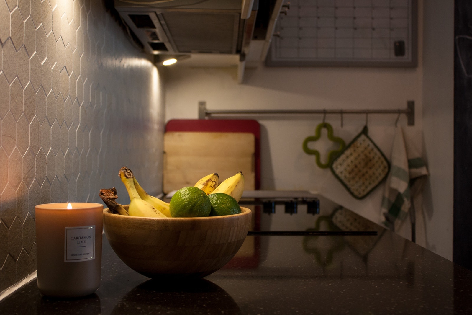 Benkeplate i sort granitt og hexagon mosaikkfliser Galleribilde